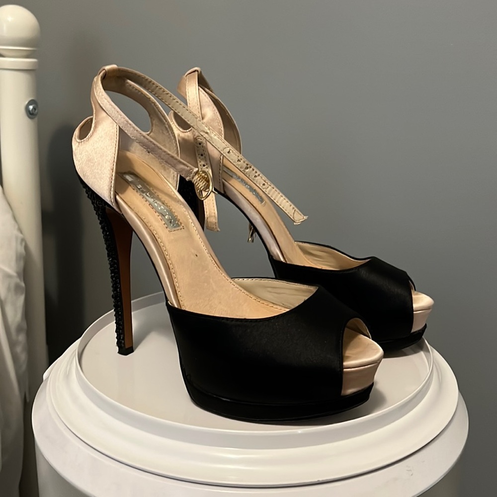 Black and light pink Pumps